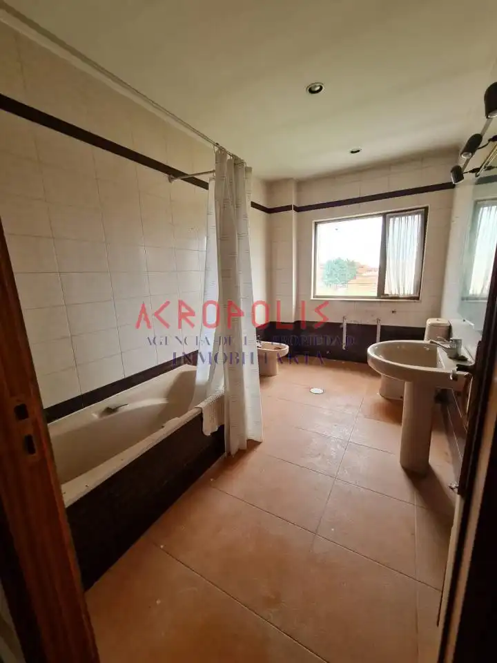 Badezimmer von Gebäude zur Miete in Benavente