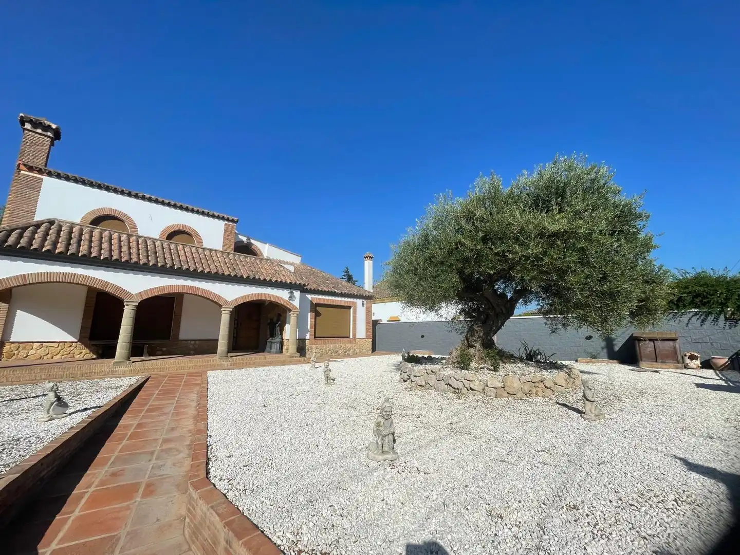 Vista exterior de Casa o xalet en venda en Arcos de la Frontera amb Aire condicionat, Jardí privat i Terrassa