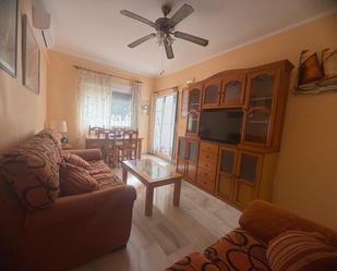 Sala d'estar de Apartament de lloguer en Chiclana de la Frontera amb Aire condicionat, Terrassa i Piscina comunitària