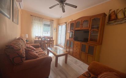 Sala d'estar de Apartament de lloguer en Chiclana de la Frontera amb Aire condicionat, Terrassa i Piscina comunitària