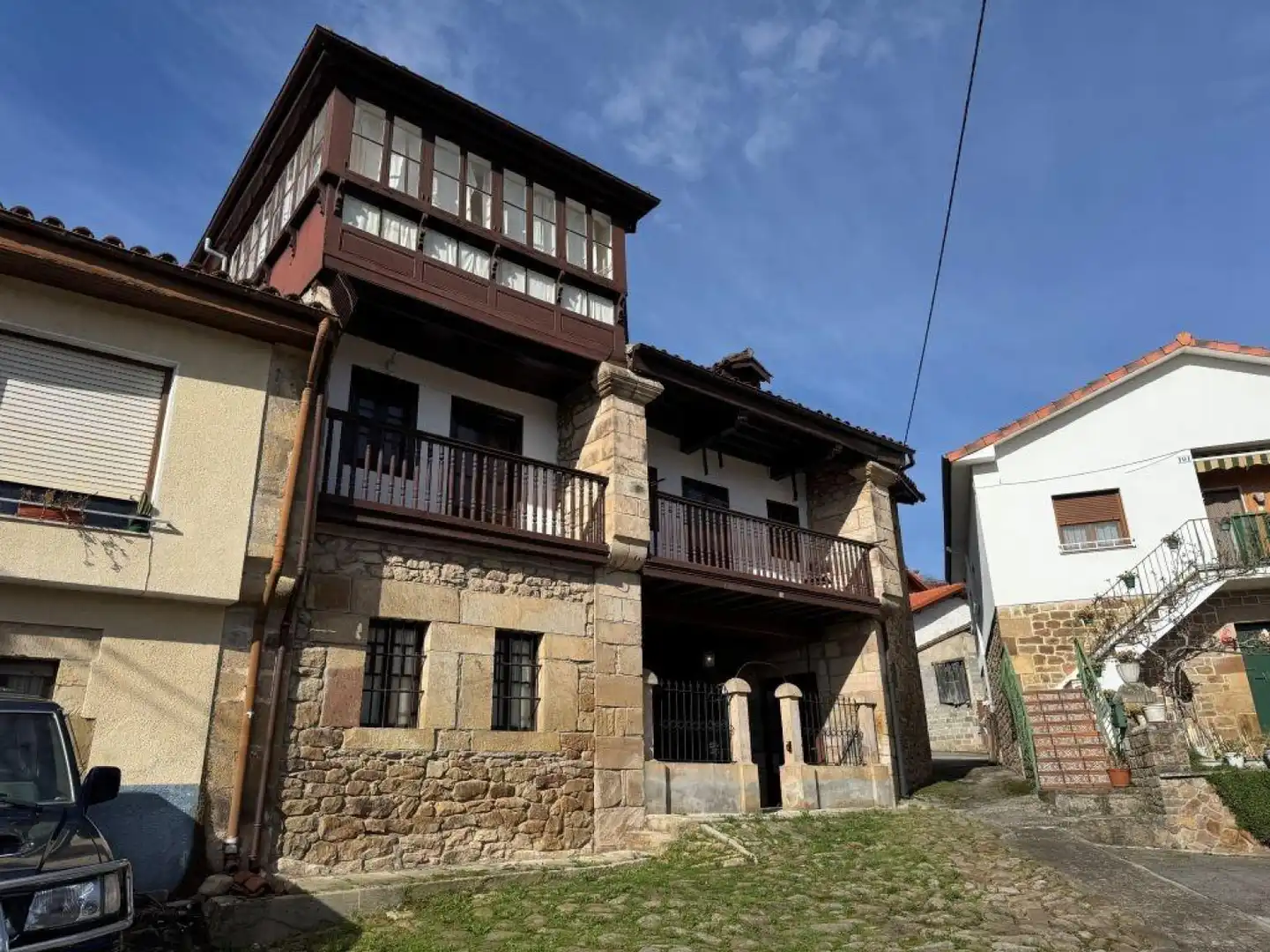 Vista exterior de Casa adosada en venda en Arenas de Iguña amb Terrassa, Traster i Balcó