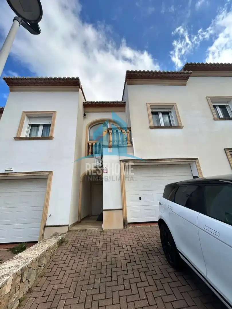 Vista exterior de Casa adosada en venda en Moraira amb Aire condicionat, Jardí privat i Terrassa