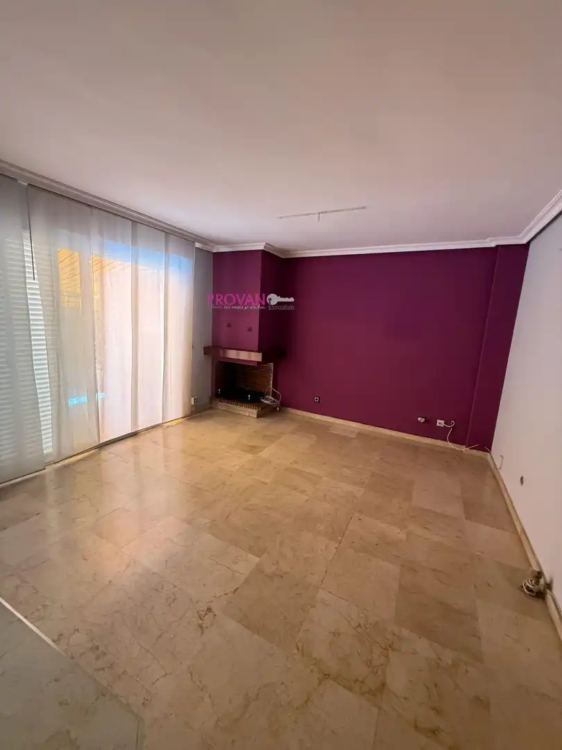 Sala d'estar de Casa adosada en venda en Torrejón de Ardoz amb Aire condicionat, Calefacció i Terrassa