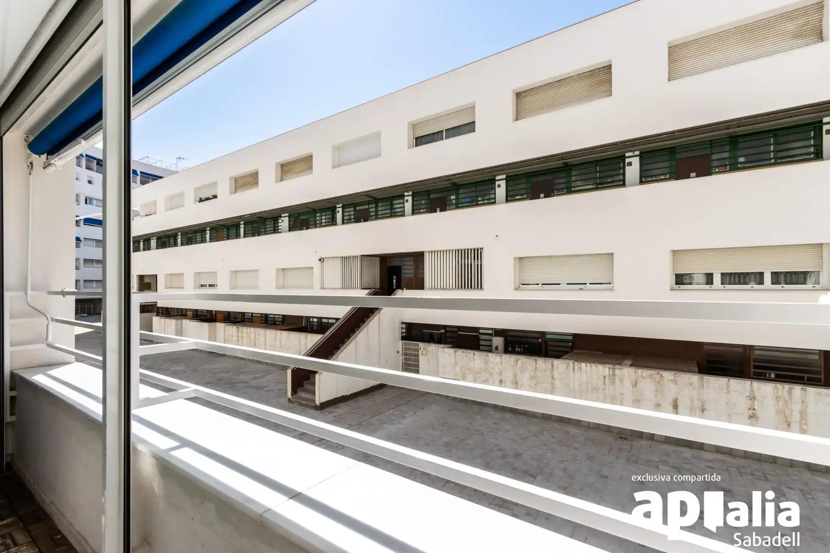 Vista exterior de Piso en venta en Sabadell con Aire acondicionado, Calefacción y Piscina comunitaria