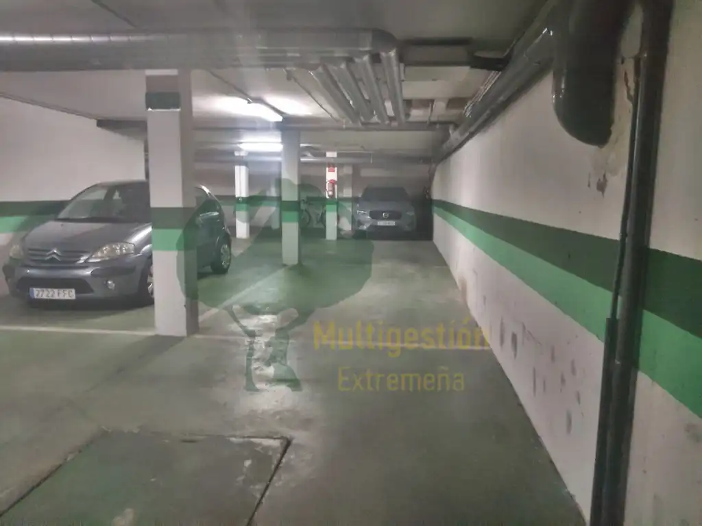 Parking de Piso en venta en Cáceres con Aire acondicionado, Jardín privado y Piscina comunitaria