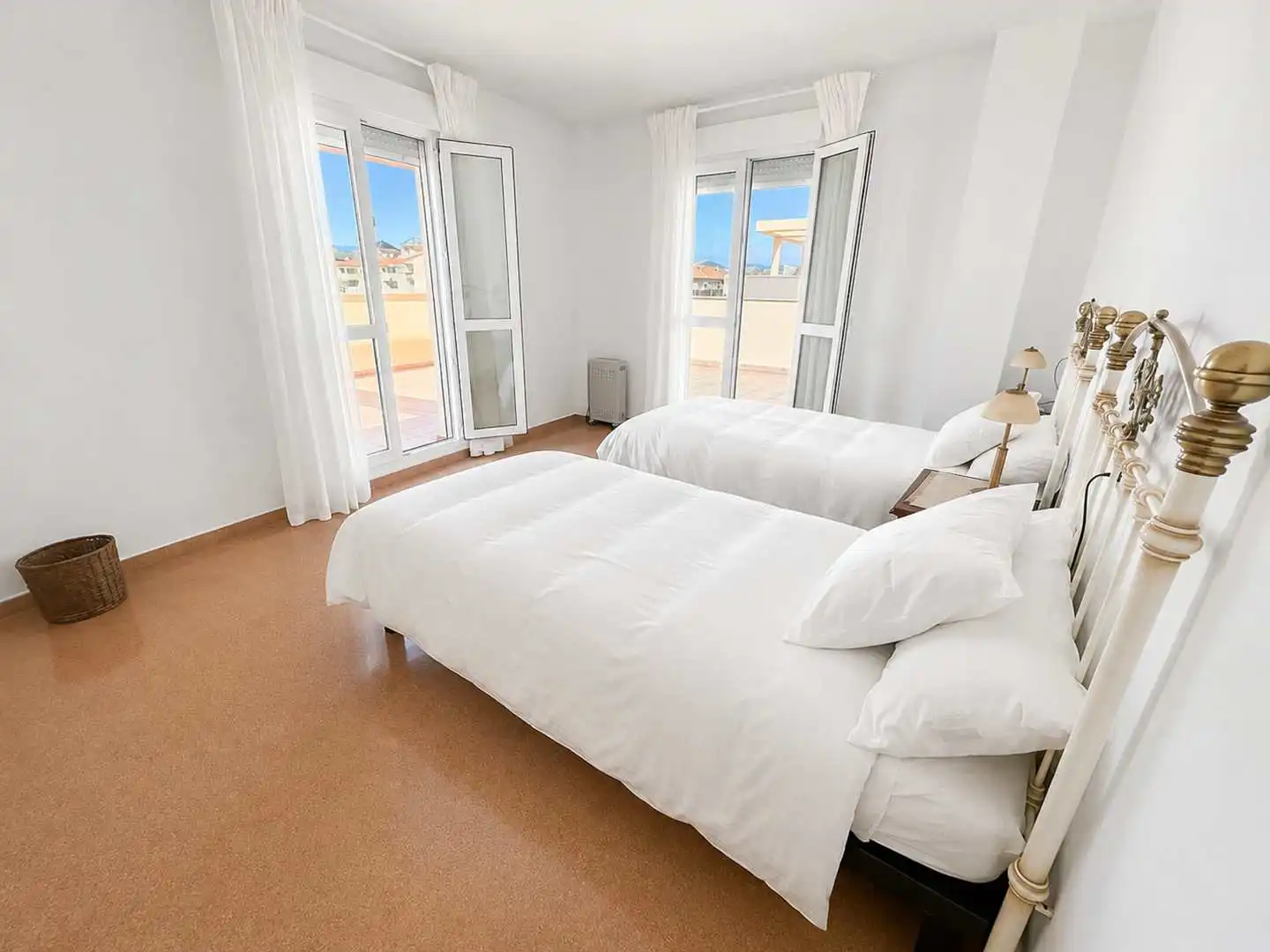 Schlafzimmer von Dachboden zur Miete in Manilva mit Klimaanlage, Terrasse und Möbliert