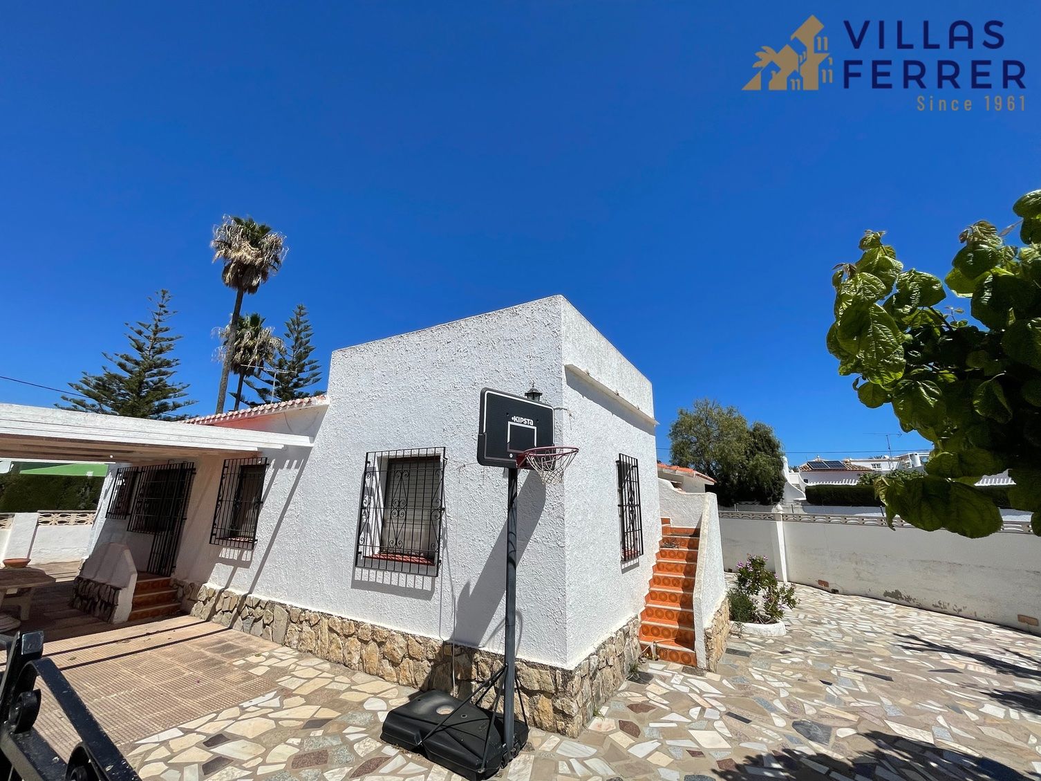 Vista exterior de Casa o xalet en venda en Dénia amb Jardí privat i Traster