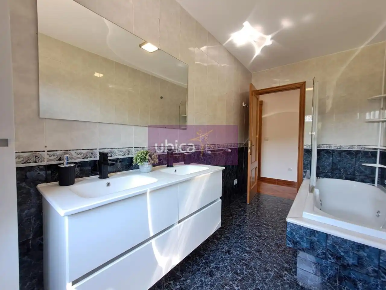 Badezimmer von Haus oder Chalet zum Verkauf in Tui mit Heizung, Privatgarten und Terrasse