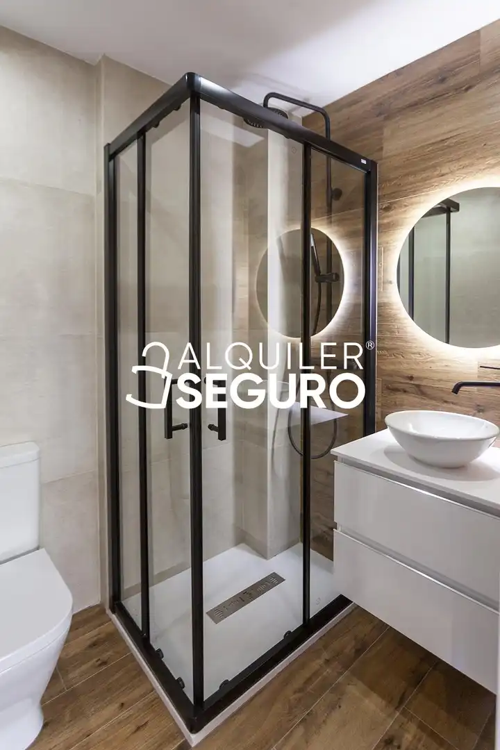 Baño de Ático de alquiler en Madrid con Aire acondicionado, Calefacción y Trastero