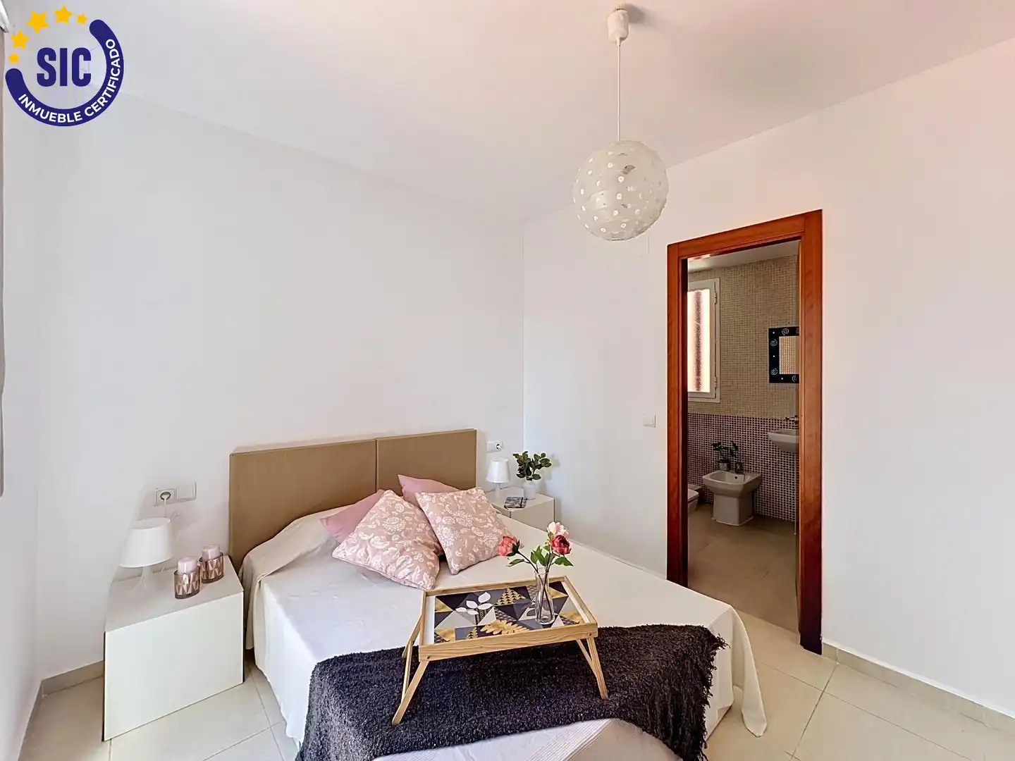Habitación de Casa adosada en venta en Serra con Jardín privado, Terraza y Piscina comunitaria