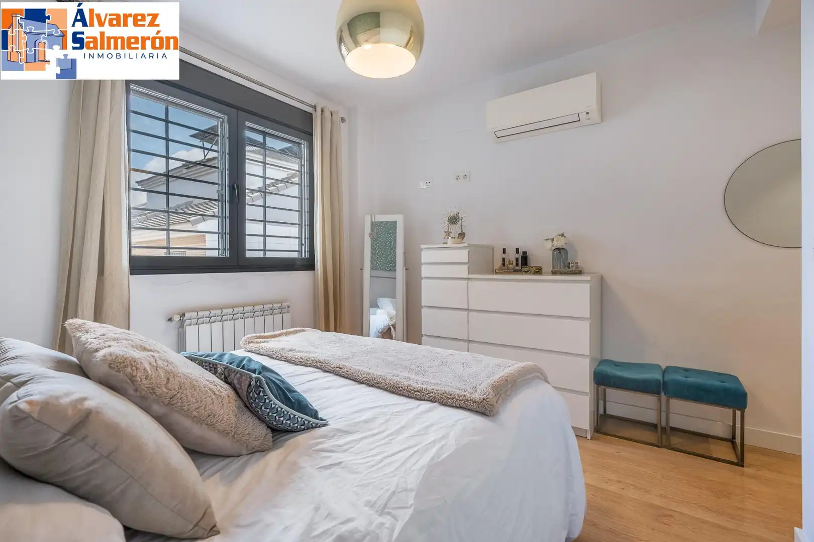 Schlafzimmer von Einfamilien-Reihenhaus zum Verkauf in Granada mit Privatgarten und Balkon
