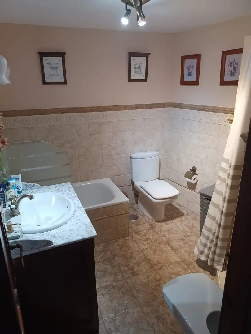 Bany de Casa adosada en venda en San Martín del Tesorillo amb Aire condicionat, Jardí privat i Terrassa