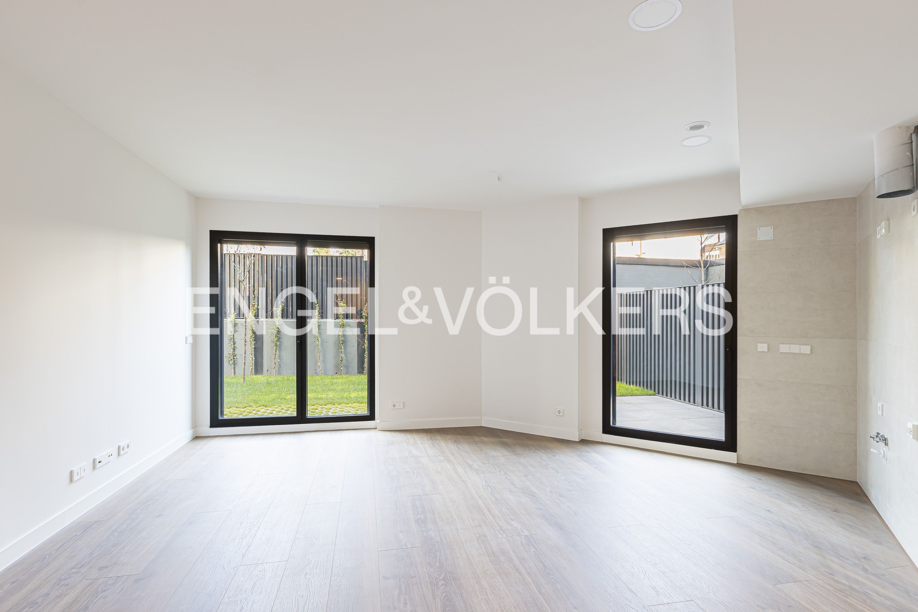 Exterior view of Flat for sale in  Madrid Capital  with Heating, Private garden and Terrace