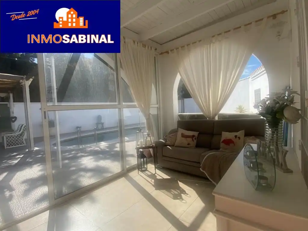 Vista exterior de Casa o chalet en venta en Roquetas de Mar con Aire acondicionado, Jardín privado y Piscina