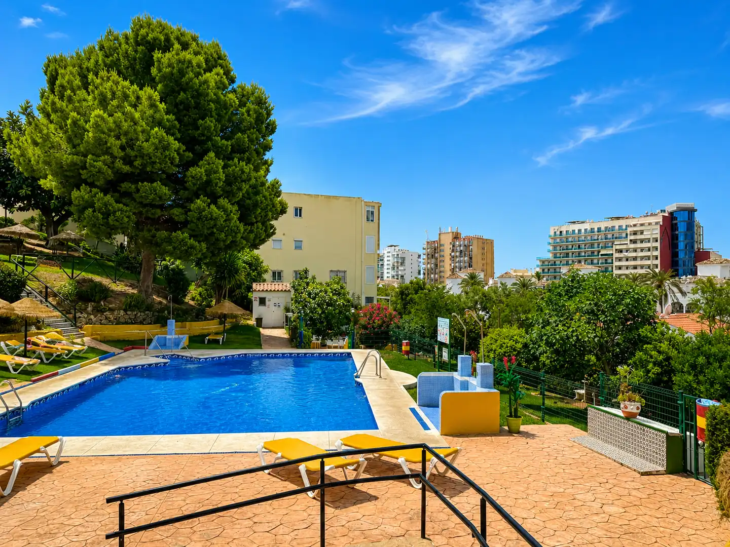 Piscina de Apartament en venda en Benalmádena amb Terrassa, Moblat i Piscina comunitària