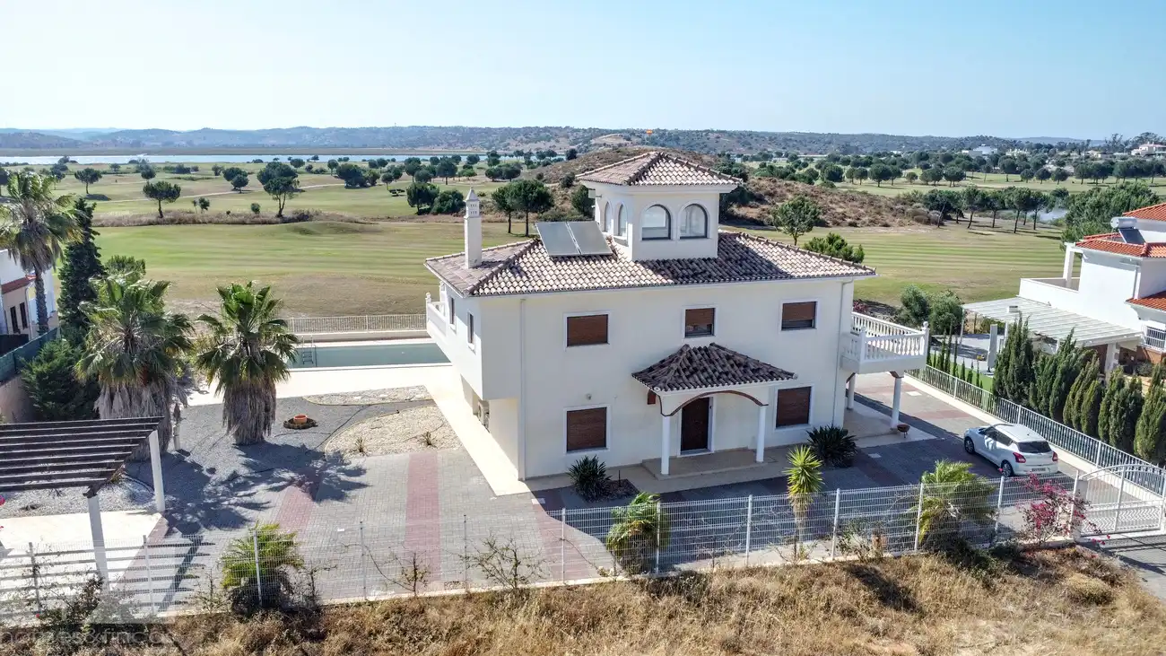 Chalet con piscina en venta en Calle López de Ayala