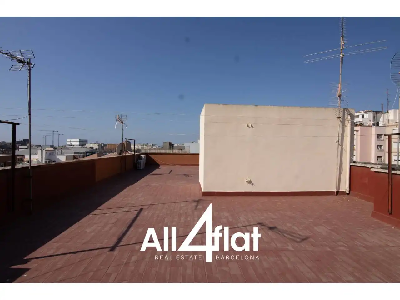 Exterior view of Flat for rent in Esplugues de Llobregat  with Air Conditioner, Heating and Parquet flooring