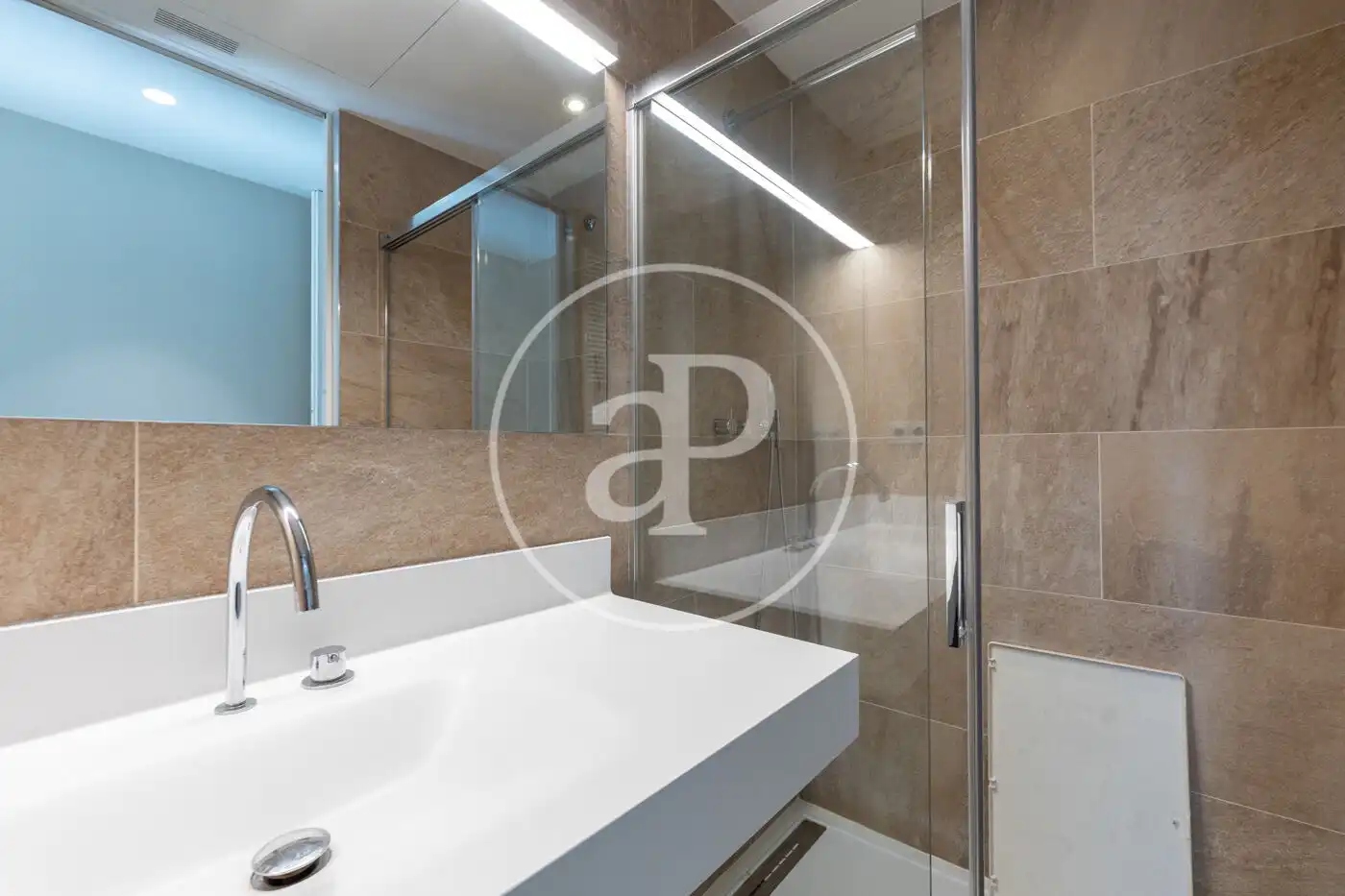 Baño de Piso de alquiler en Barcelona con Aire acondicionado, Calefacción y Jardín privado