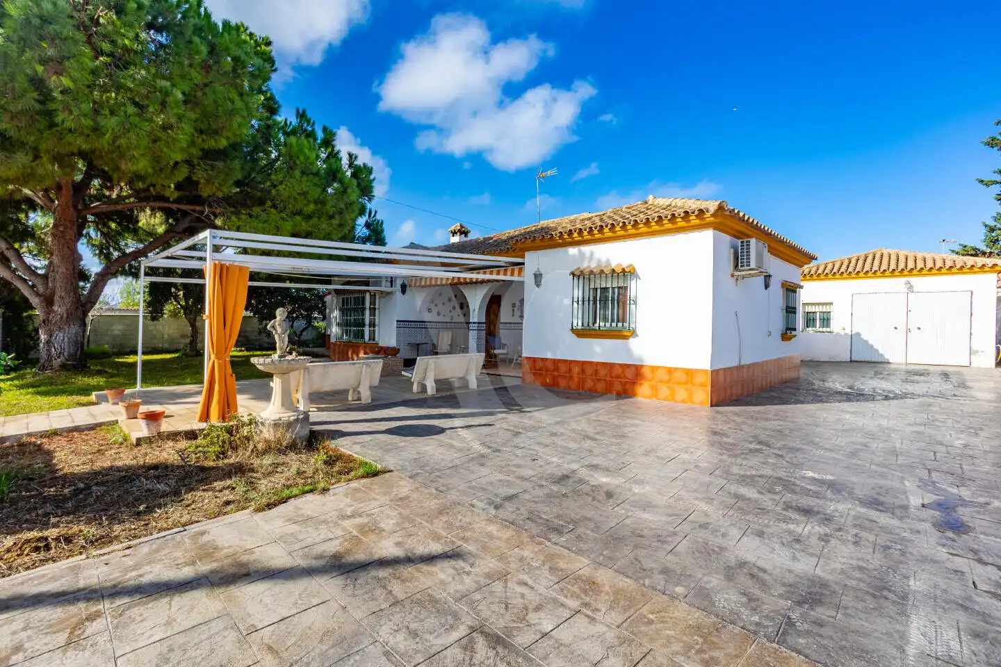 Exterior view of Houses for sale in Chiclana de la Frontera