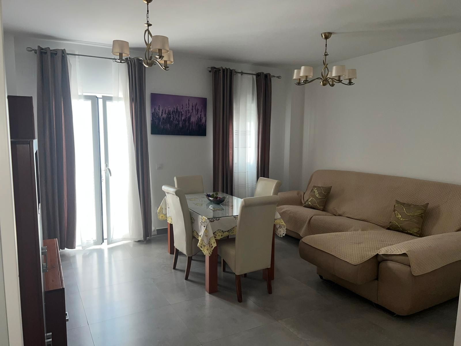 Sala d'estar de Casa adosada en venda en Los Palacios y Villafranca amb Aire condicionat i Moblat