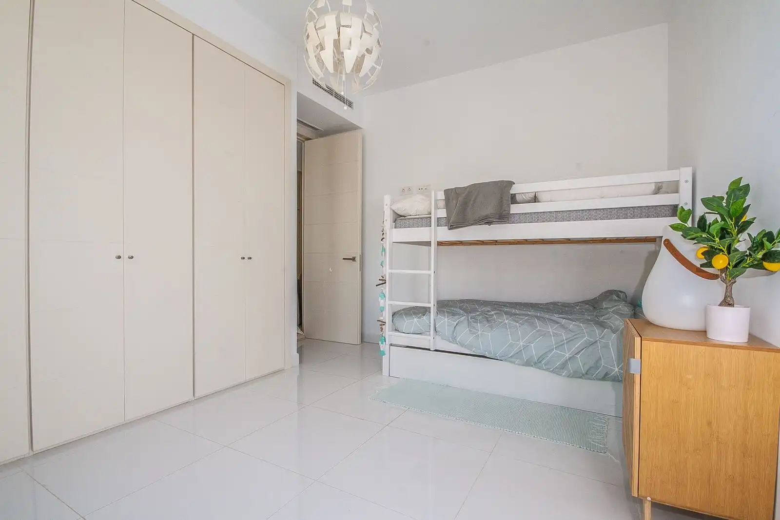 Dormitori de Apartament en venda en Estepona amb Aire condicionat, Traster i Piscina