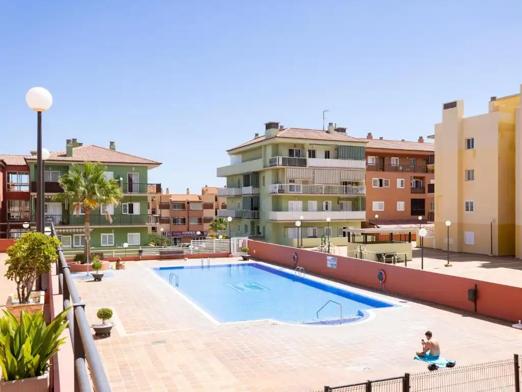 Piscina de Apartamento de alquiler en Candelaria con Amueblado, Horno y Lavadora