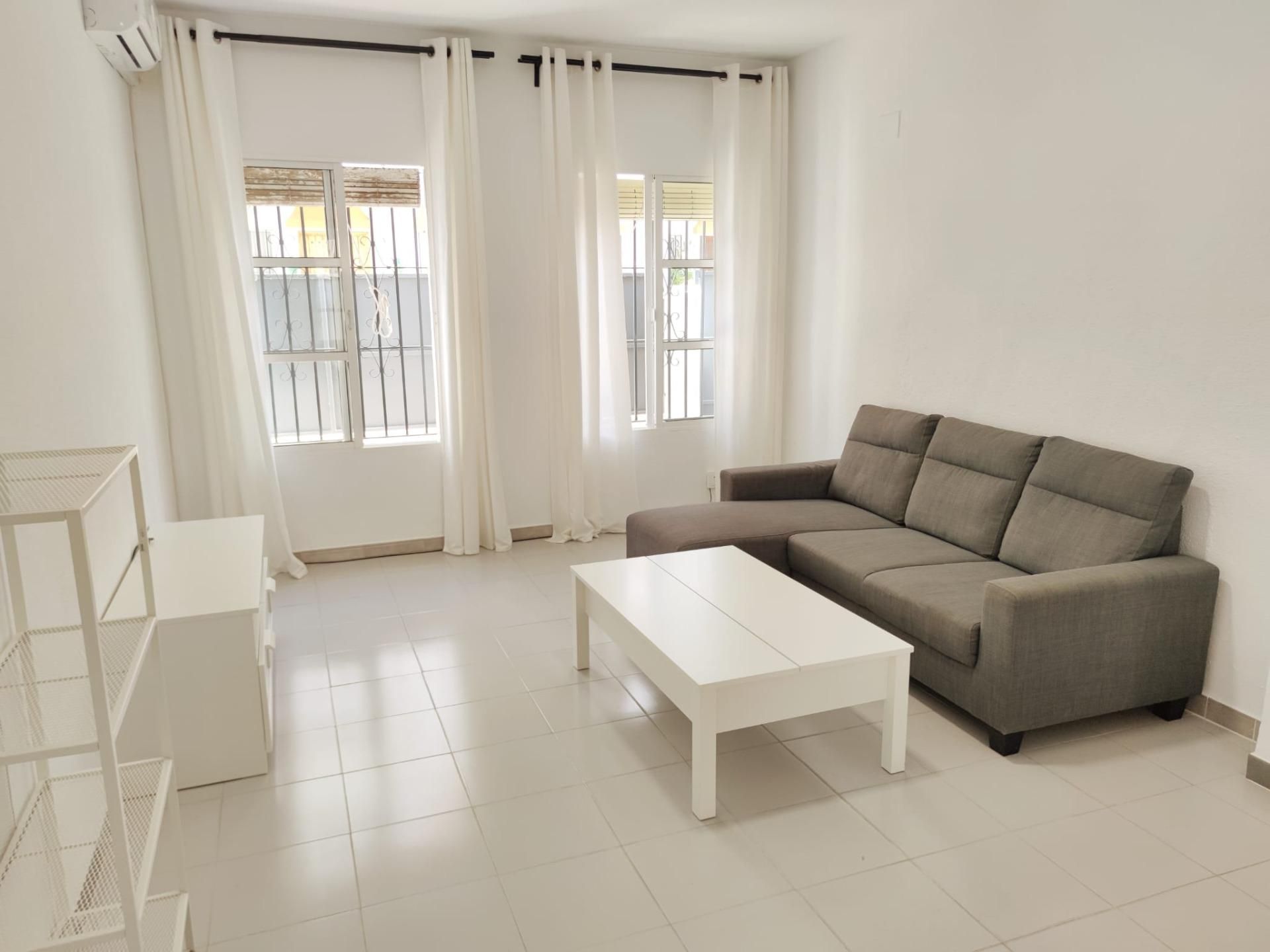 Sala de estar de Planta baja de alquiler en Sanlúcar la Mayor con Aire acondicionado