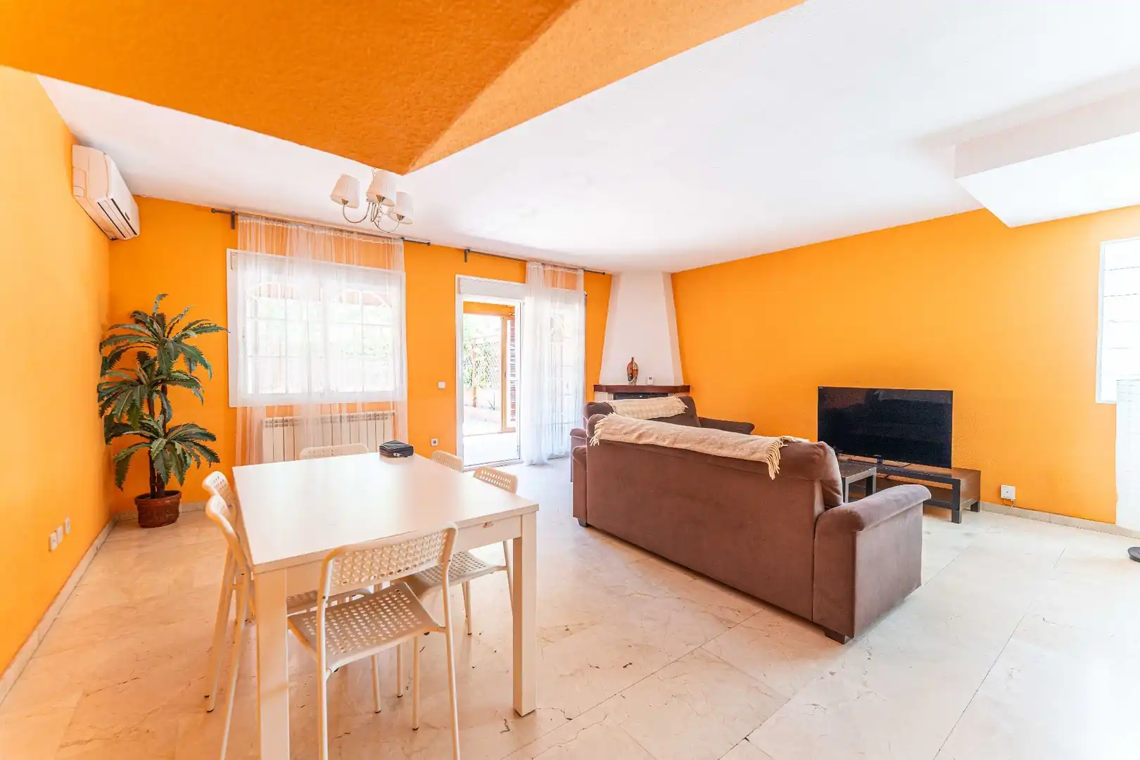 Sala de estar de Casa adosada en venta en Fuenlabrada con Aire acondicionado, Calefacción y Jardín privado