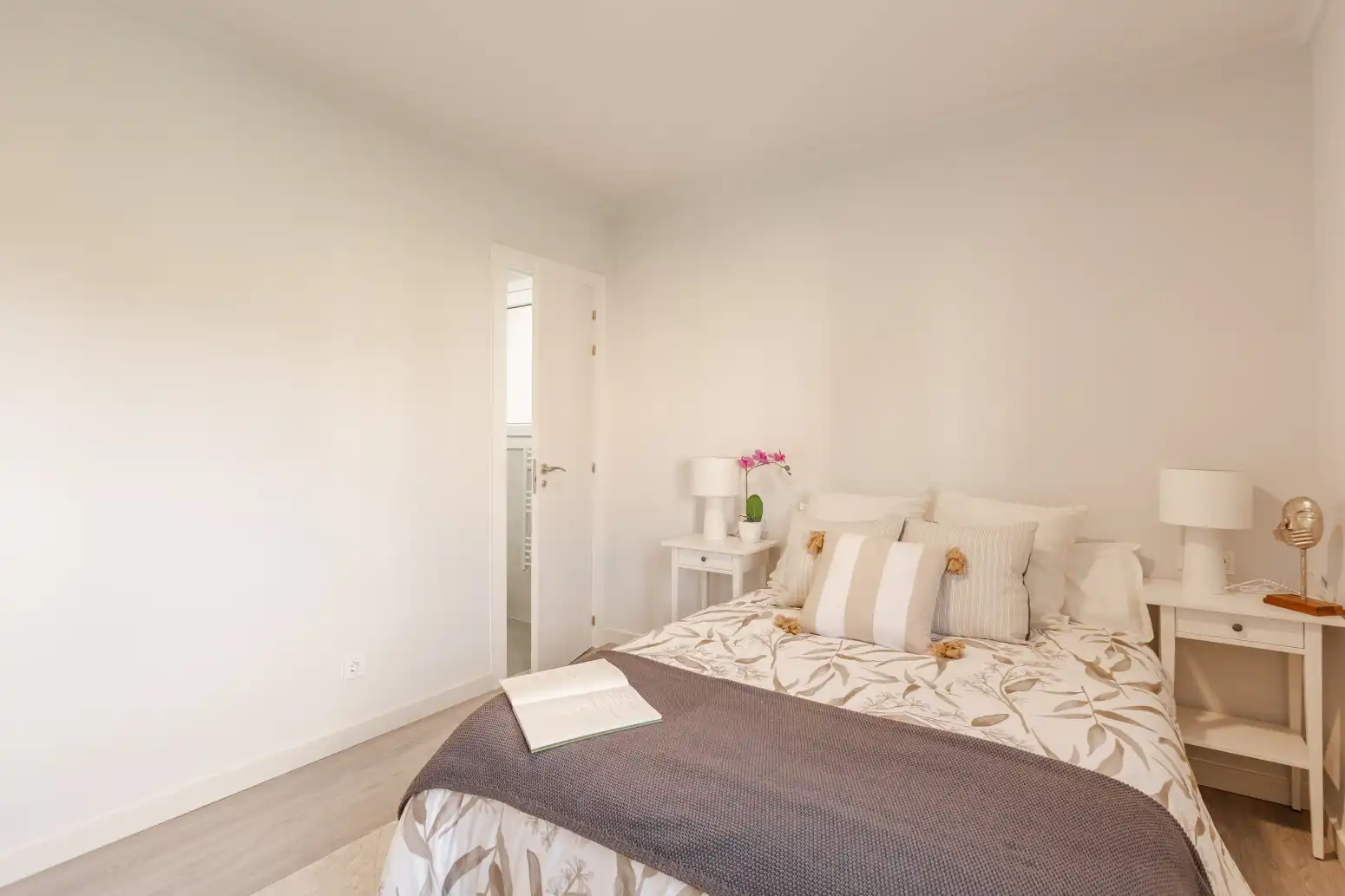 Schlafzimmer von Wohnung zum Verkauf in  Pamplona / Iruña mit Klimaanlage, Heizung und Parkett