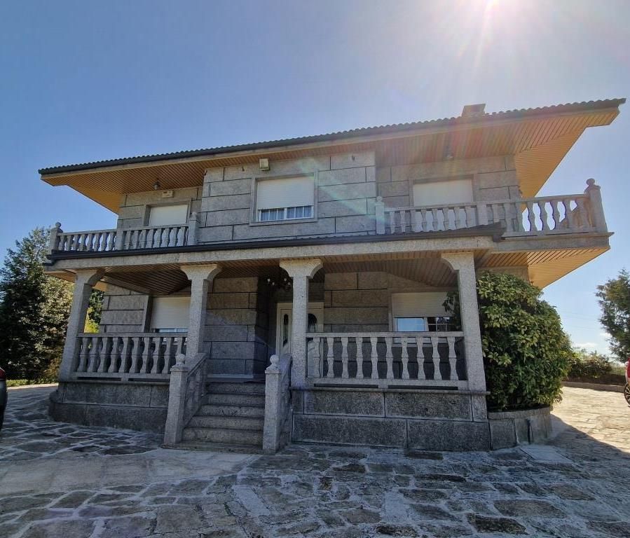 Vista exterior de Casa o xalet en venda en Ourense Capital  amb Calefacció, Jardí privat i Parquet