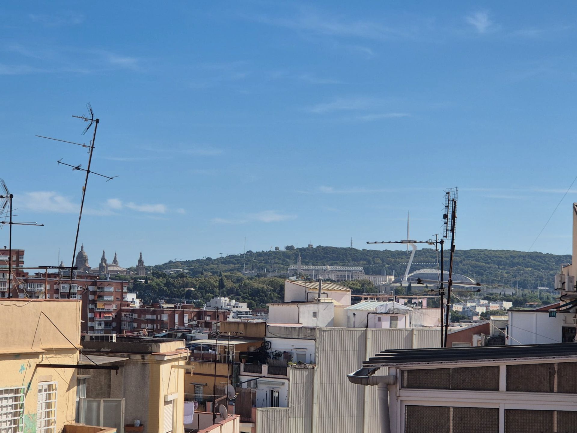 Vista exterior de Àtic en venda en L'Hospitalet de Llobregat amb Parquet, Terrassa i Forn