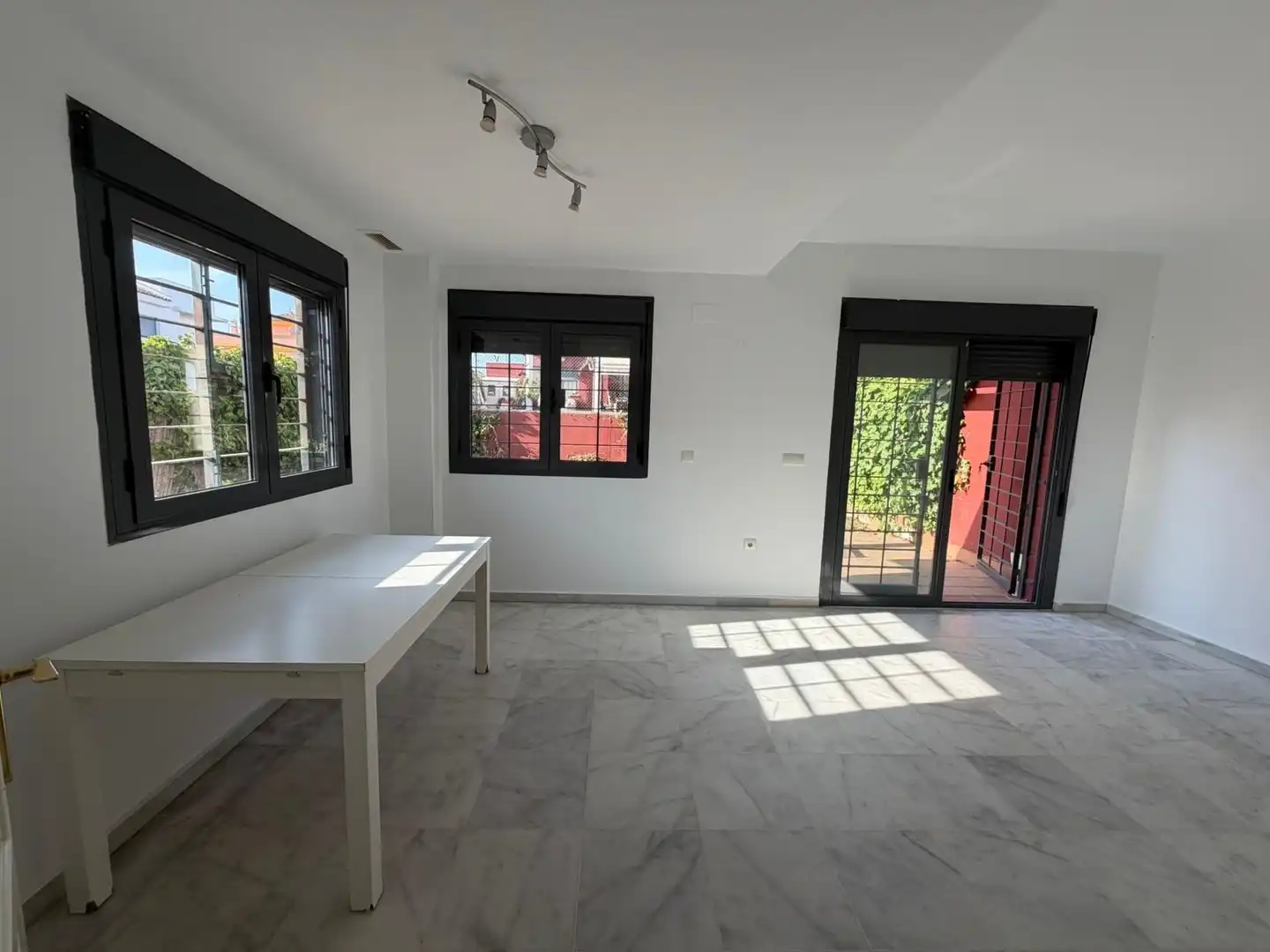 Menjador de Casa adosada en venda en Puerto Real amb Aire condicionat, Terrassa i Traster