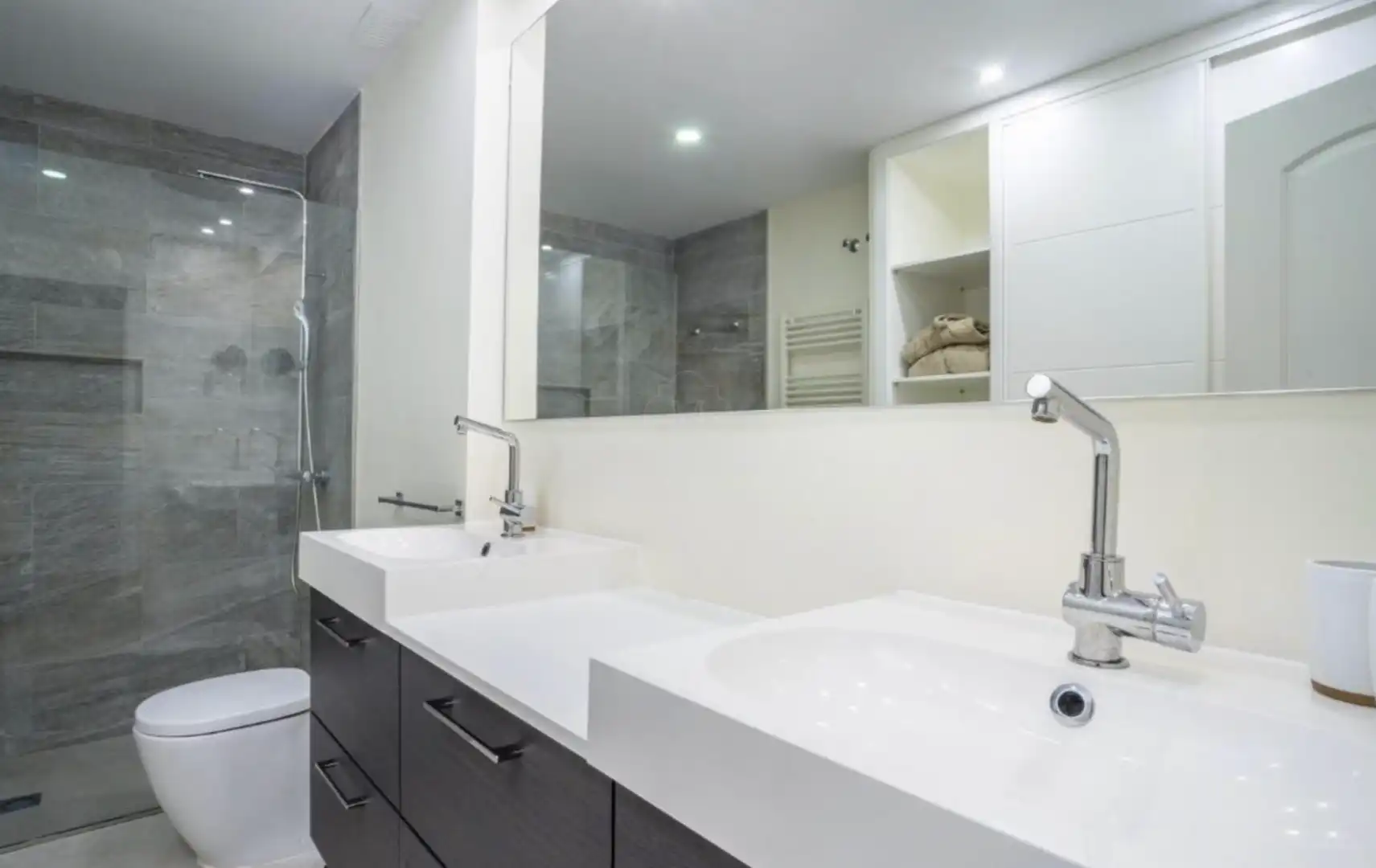 Bathroom of Ground floor for rent in Marbella  with Air Conditioner, Swimming Pool and Furnished