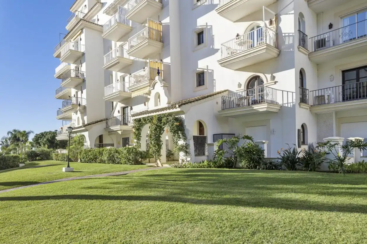 Vista exterior de Planta baixa en venda en Marbella amb Aire condicionat, Terrassa i Piscina