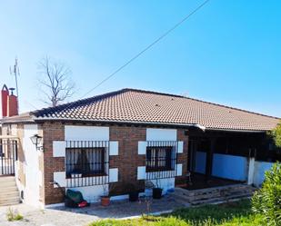 Vista exterior de Casa adosada en venda en Batres amb Aire condicionat, Calefacció i Jardí privat