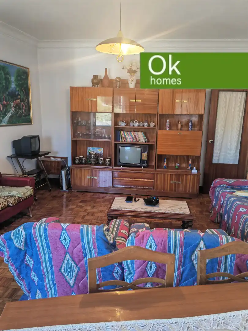 Sala d'estar de Pis en venda en Guitiriz amb Parquet, Terrassa i Moblat