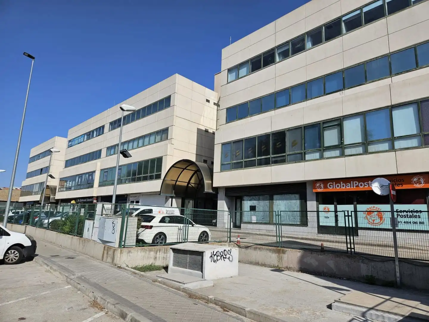 Außenansicht von Fabrikhallen zum Verkauf in Alcobendas