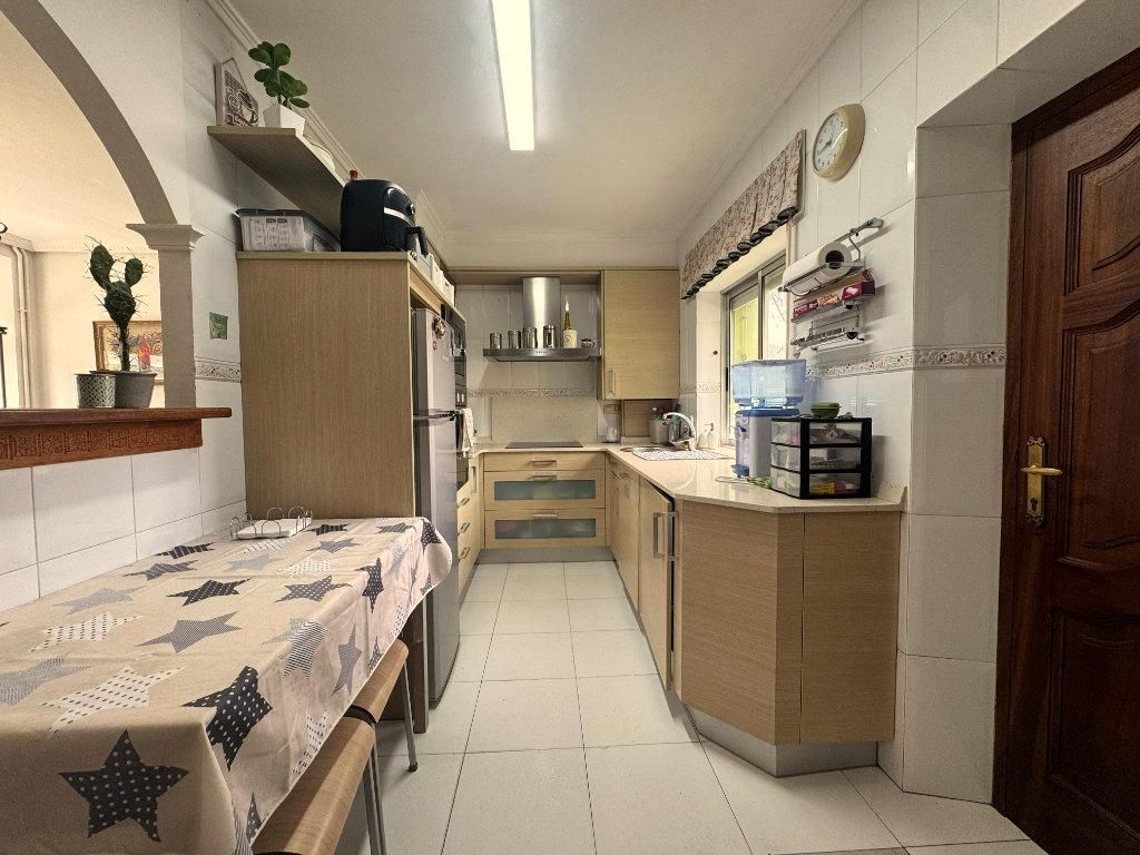 Cuina de Casa o xalet en venda en Los Corrales de Buelna  amb Calefacció, Jardí privat i Parquet