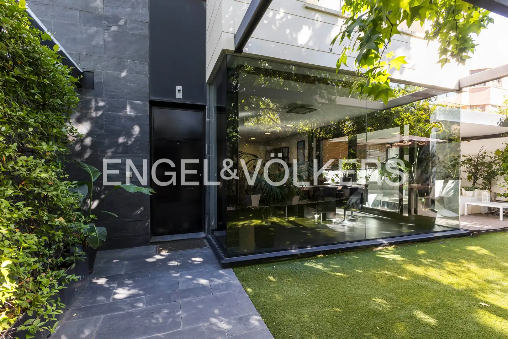 Vista exterior de Casa o chalet en venta en Madrid con Aire acondicionado, Calefacción y Jardín privado