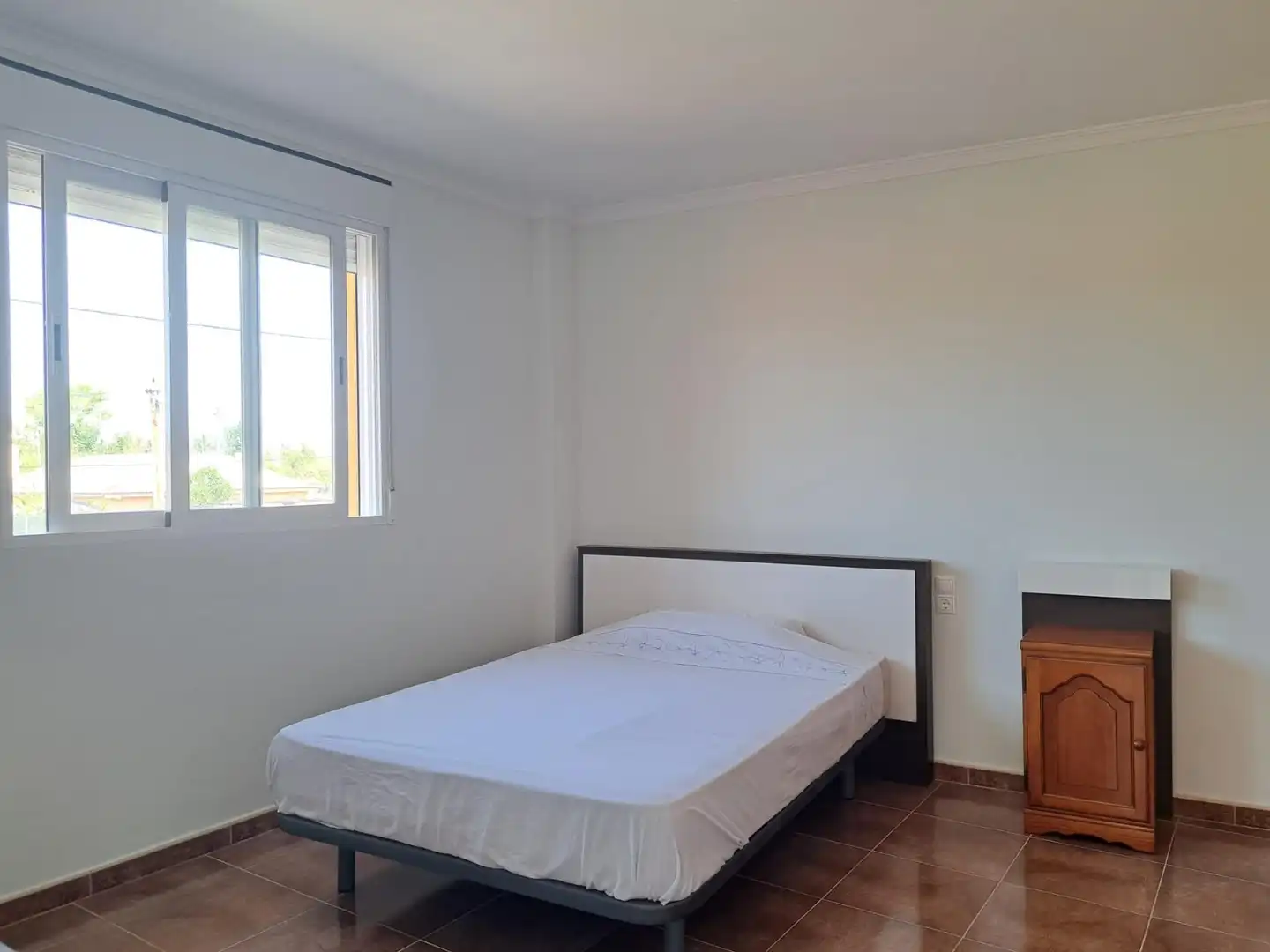 Habitación de Casa adosada en venta en Requena con Calefacción, Terraza y Trastero