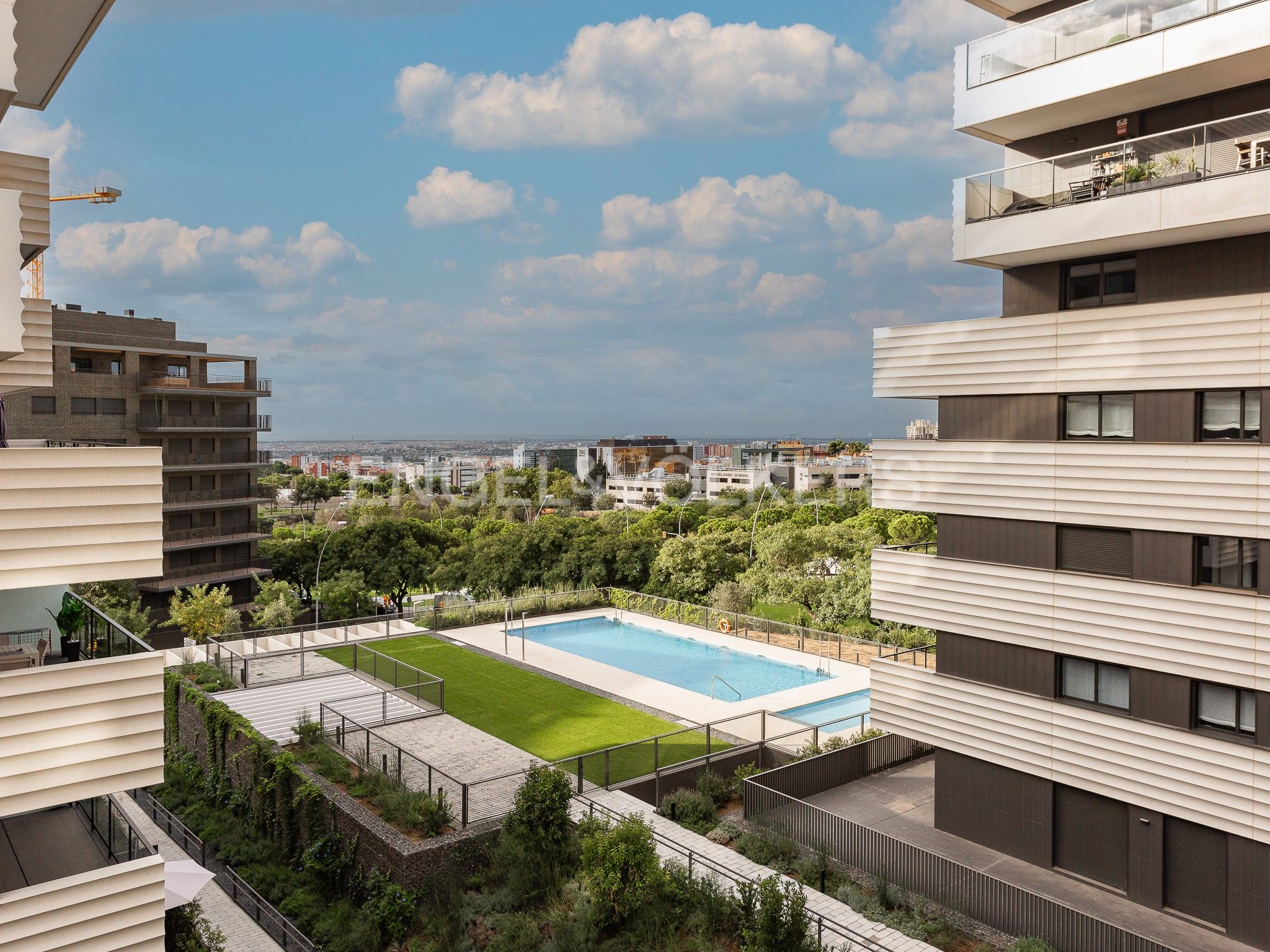 Piscina de Apartament de lloguer en Esplugues de Llobregat amb Aire condicionat, Calefacció i Parquet