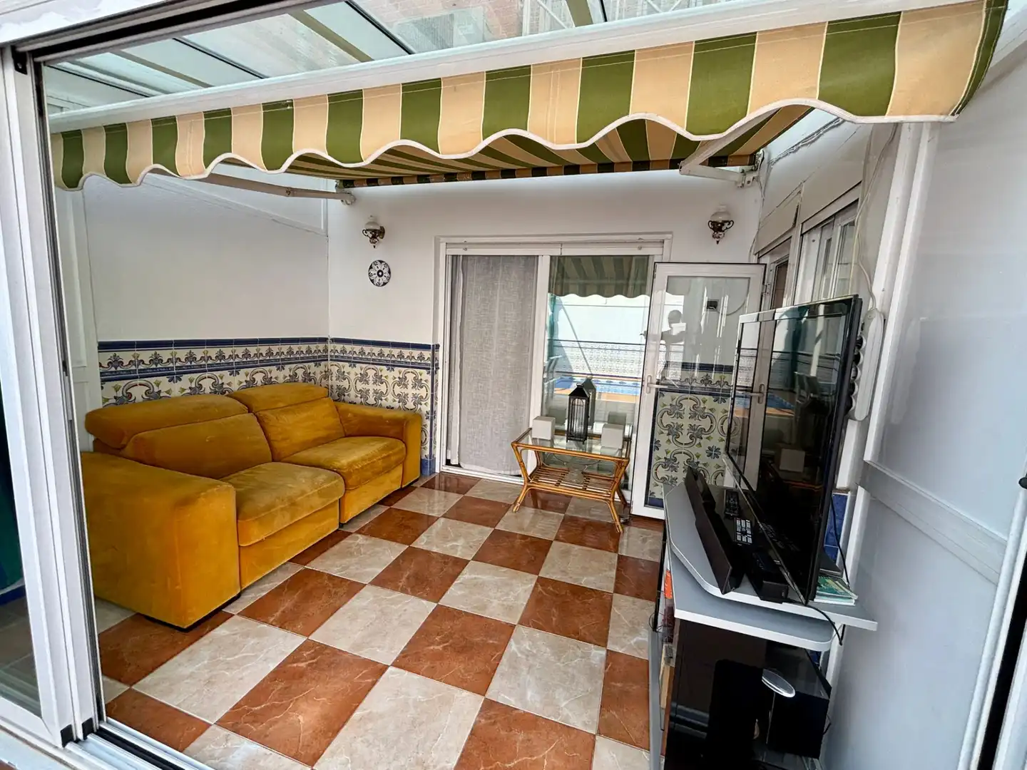 Sala de estar de Casa adosada en venta en Parla con Aire acondicionado, Calefacción y Jardín privado