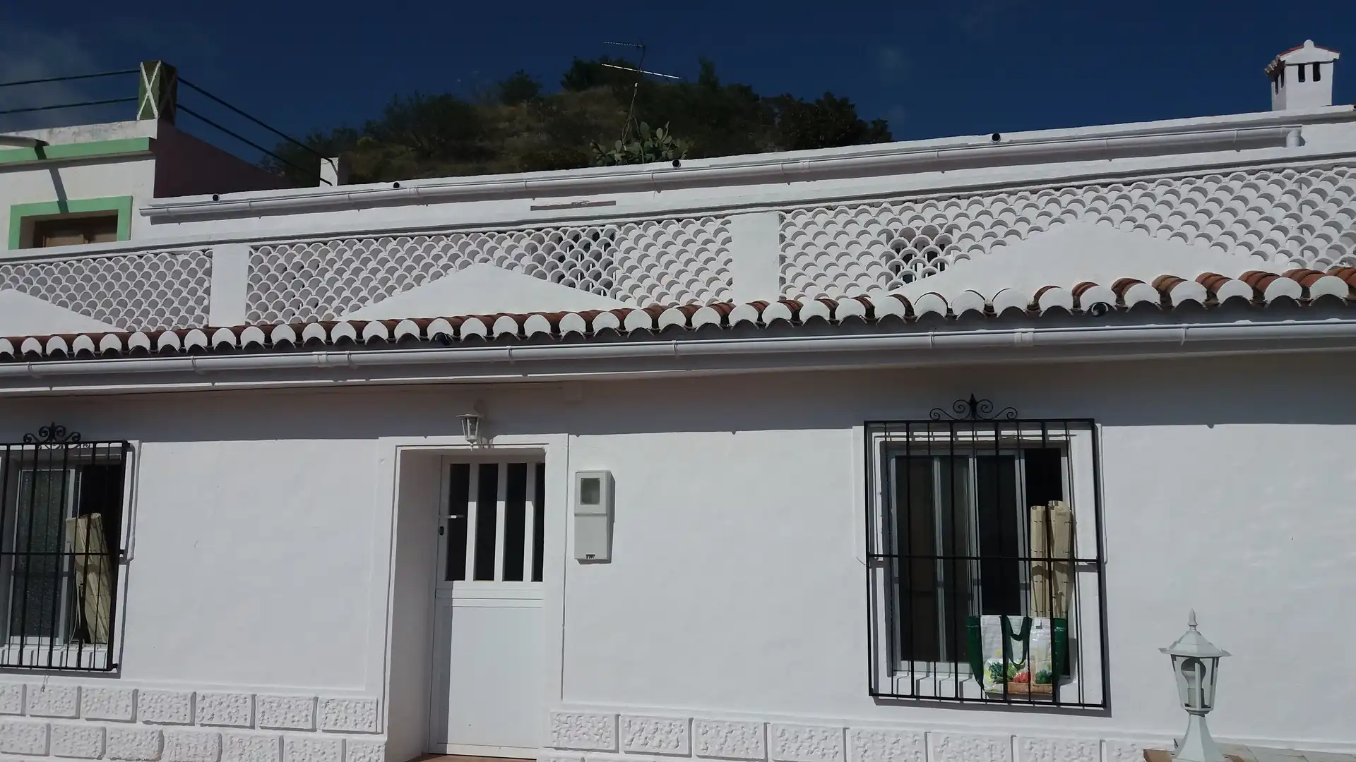 Vista exterior de Casa adosada en venta en Almuñécar con Terraza, Piscina y Amueblado