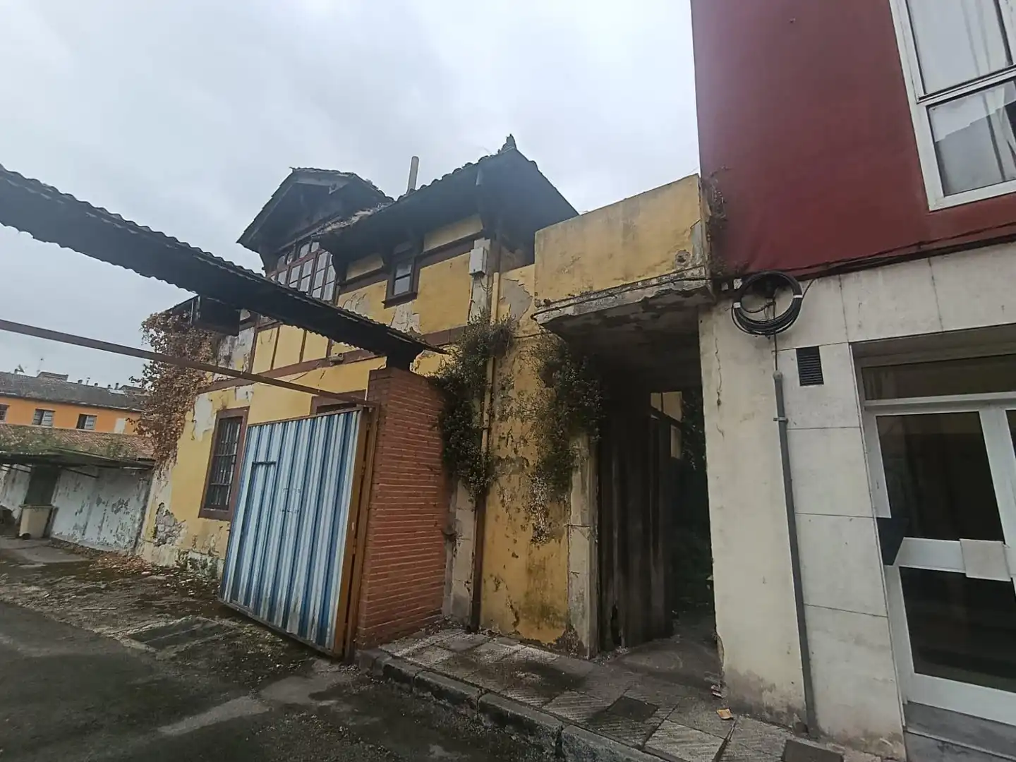 Vista exterior de Edifici en venda en Oviedo 