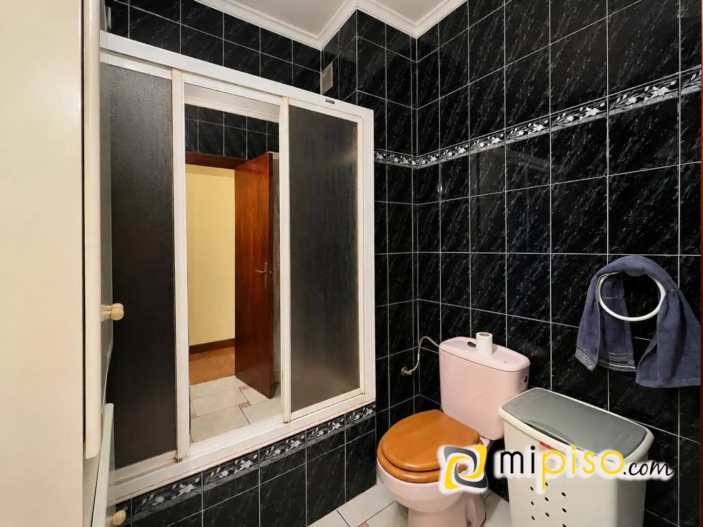 Badezimmer von Wohnung zum Verkauf in Laredo mit Balkon