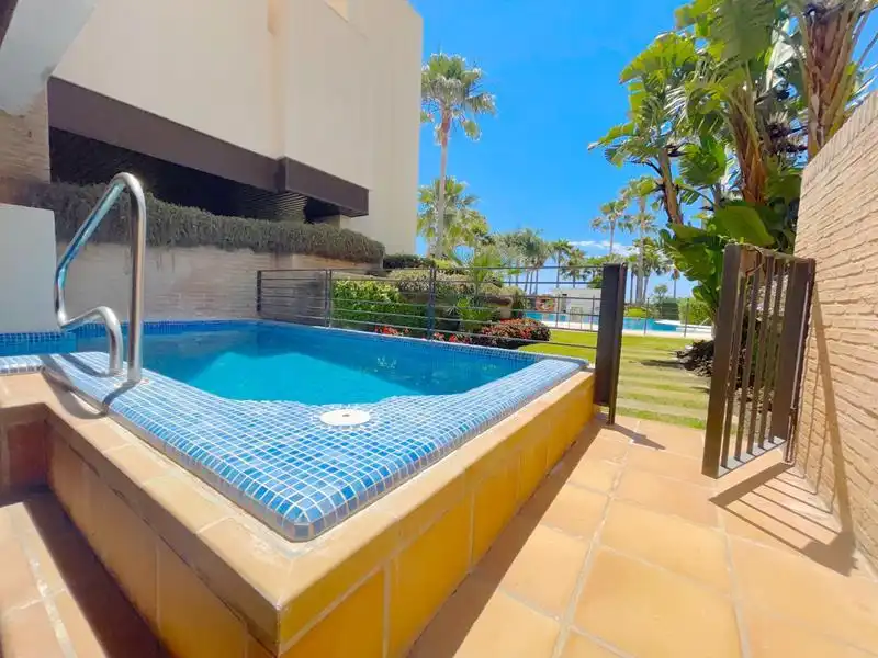Piscina de Piso de alquiler en Estepona con Jardín privado, Terraza y Amueblado