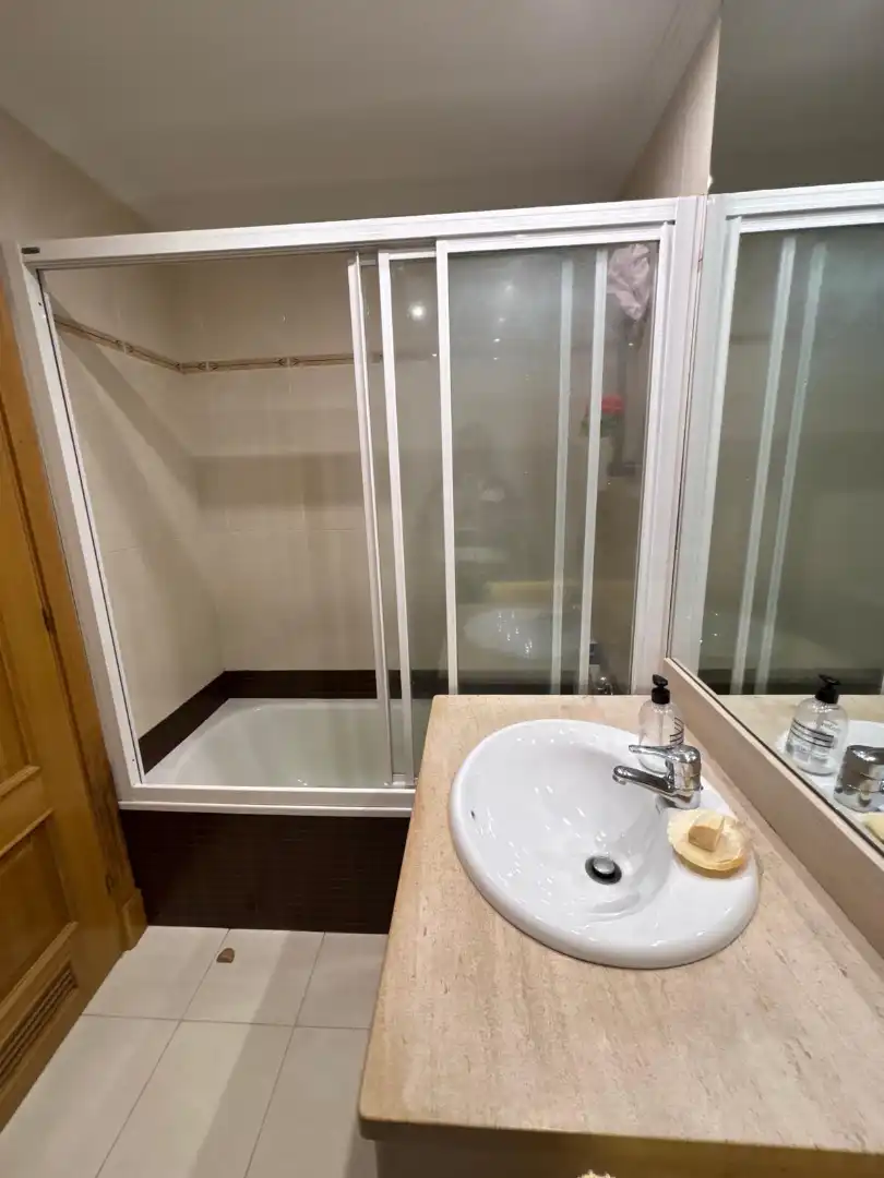 Baño de Piso en venta en Oviedo  con Calefacción, Parquet y Trastero