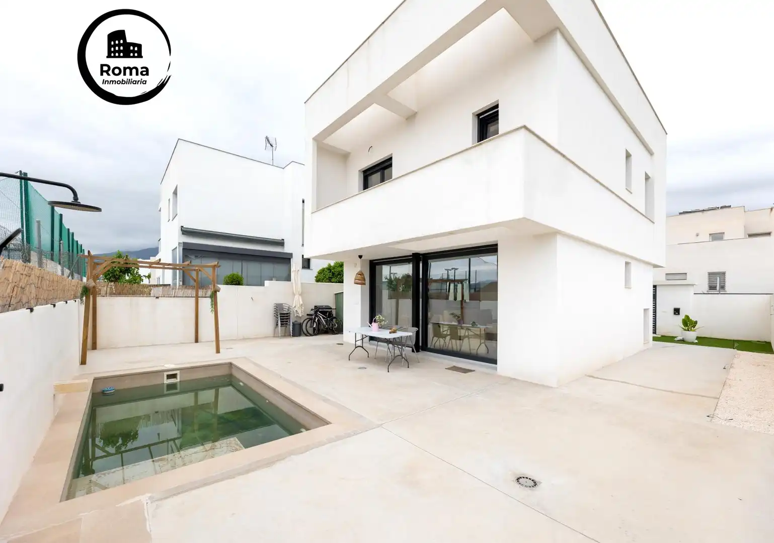 Vista exterior de Casa o xalet en venda en La Zubia amb Terrassa i Piscina