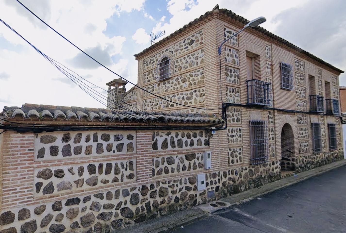 Vista exterior de Casa o chalet en venta en Polán con Aire acondicionado, Calefacción y Jardín privado