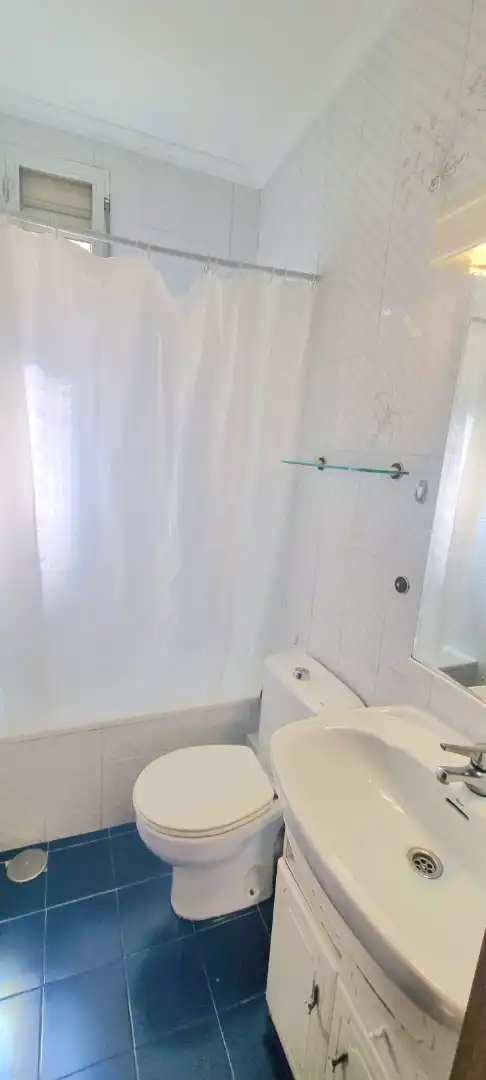Baño de Piso de alquiler en Madrid con Calefacción y Amueblado